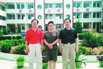 全国政协委员吴菊仙（中）、教育局局长李晋杰(图1)