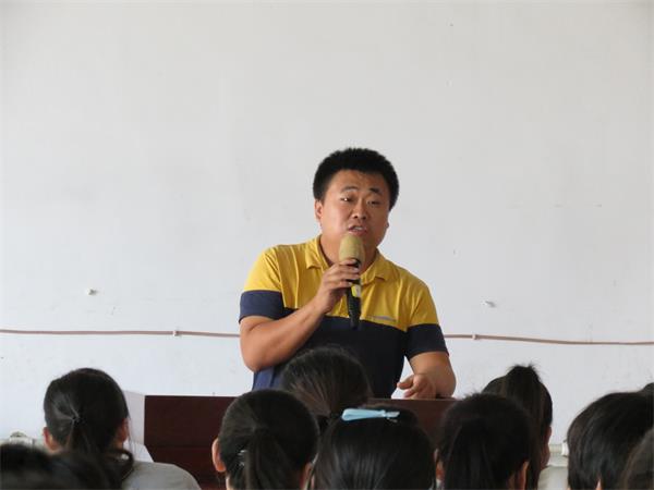 李校长在2011年毕业生座谈会上发言讲话(图1)