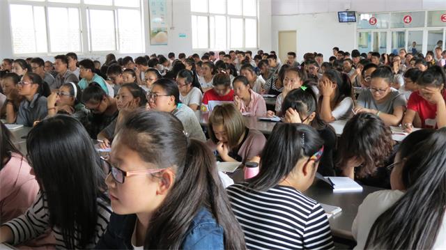 我校新生举行专业思想教育大会(图3)