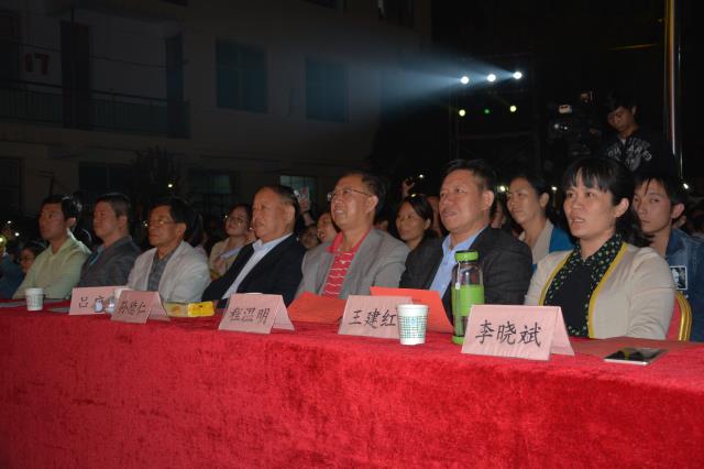 我校举办“庆国庆 迎新生”文艺演唱会(图1)