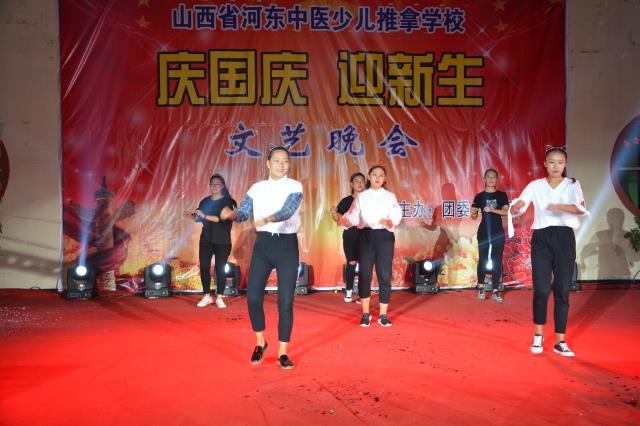 我校举办“庆国庆 迎新生”文艺演唱会(图3)
