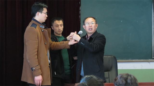 孙德仁演示小儿推拿手法