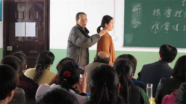 金义成演示小儿推拿技法一