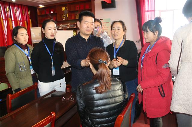 我校郑建军老师赴内蒙讲学(图2) 郑建军演示少儿推拿操作