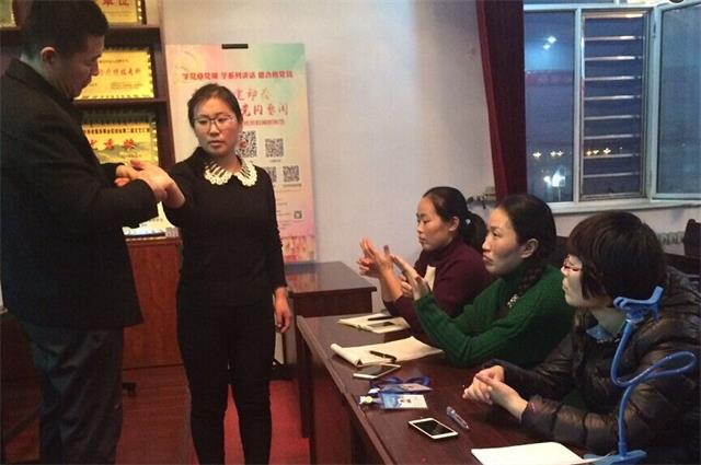我校郑建军老师赴内蒙讲学(图4) 手部推拿实操