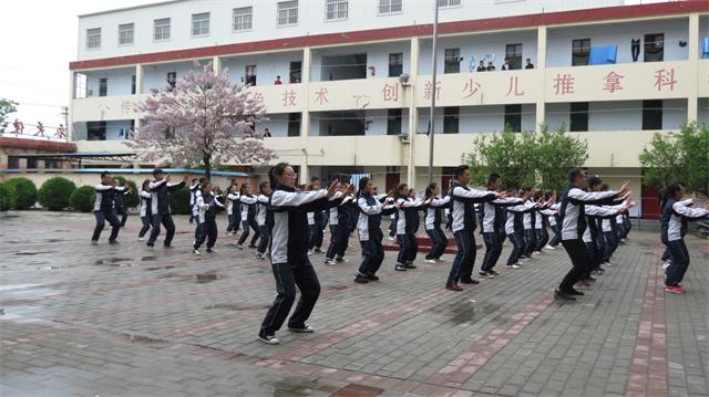 小儿推拿学校学生太极拳训练1