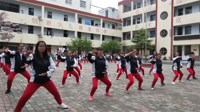 小儿推拿学校学生太极拳训练2