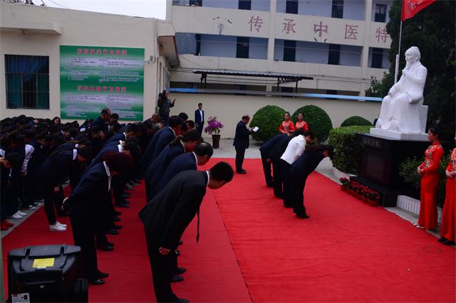 向扁鹊石像行礼