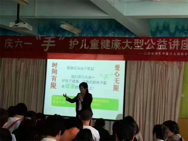 “手”护儿童健康公益讲座---河东少儿推拿学校职教活动周之走进社区(图2) 少儿推拿学校职教宣传周走进社区2