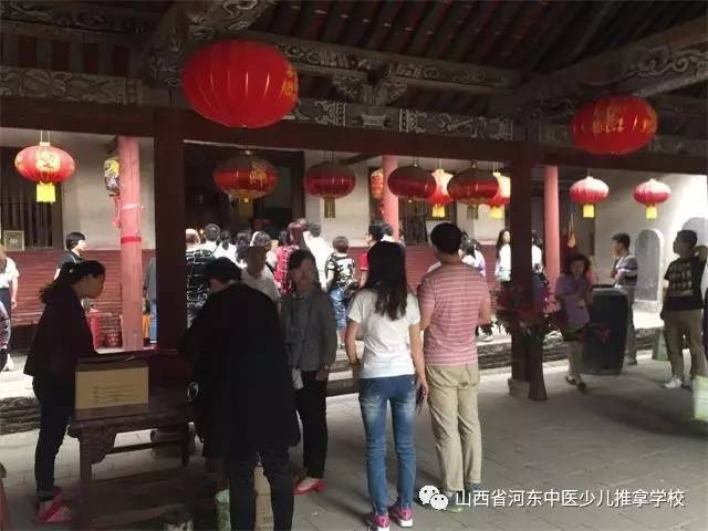 小儿推拿外治分会参会人员参观扁鹊庙2