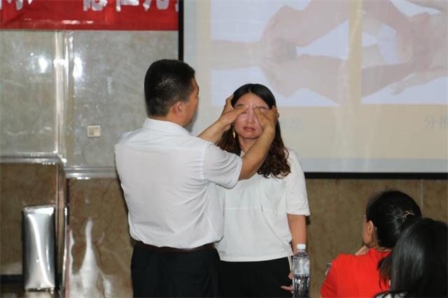 “德仁儿推”小儿推拿绿色高级研修班(临汾站)圆满结业(图3) 郑建军老师实操演示