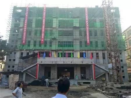 我校隆重举行综合楼封顶仪式(图1)