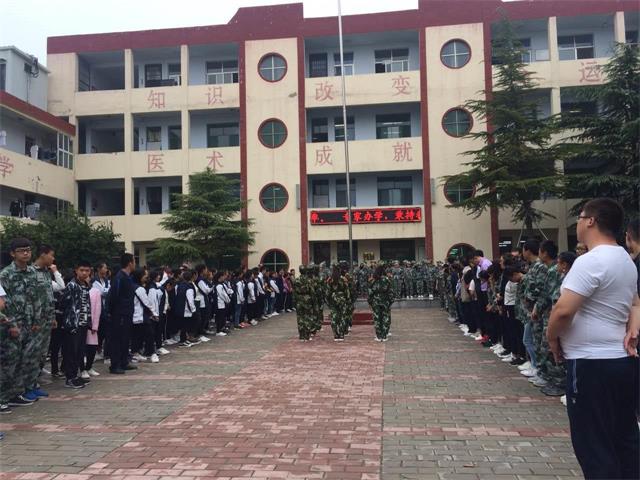 我校举行“践行公约，做文明中职生”诵读活动(图1)
