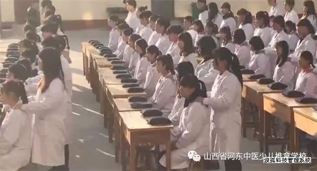 加强手法技艺训练 增强少儿推拿技能——记我校学生少儿推拿手法训练课(图2)