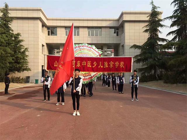 我校全体师生在市烈士陵园开展清明节扫墓活动(图1)