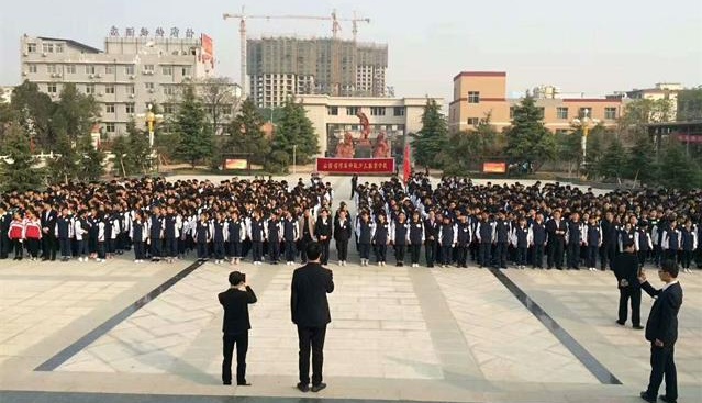 我校全体师生在市烈士陵园开展清明节扫墓活动(图2)