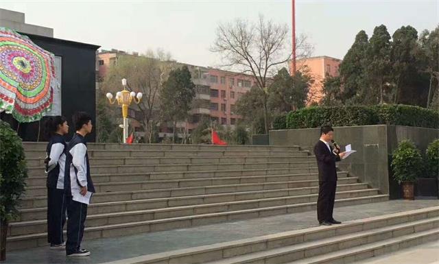 我校全体师生在市烈士陵园开展清明节扫墓活动(图3)