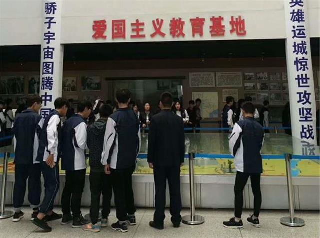 我校全体师生在市烈士陵园开展清明节扫墓活动(图5)