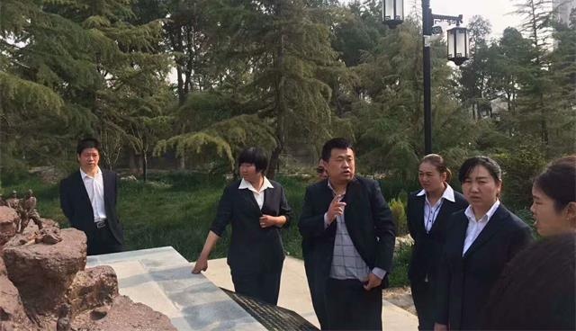 我校全体师生在市烈士陵园开展清明节扫墓活动(图6)