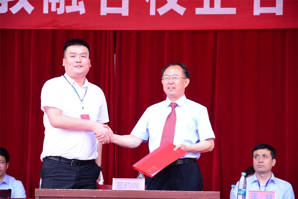 德仁校长与北京五指生保健中心有限公司总经理张宝栋签约