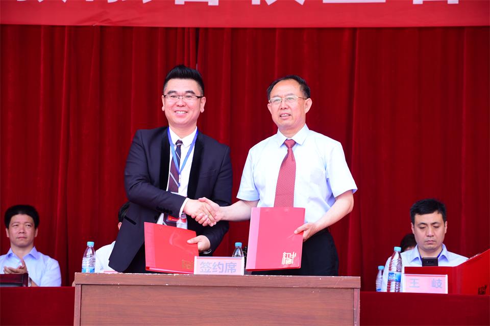 孙德仁校长与宁夏久品莲华健康咨询有限公司总裁刘国军签约