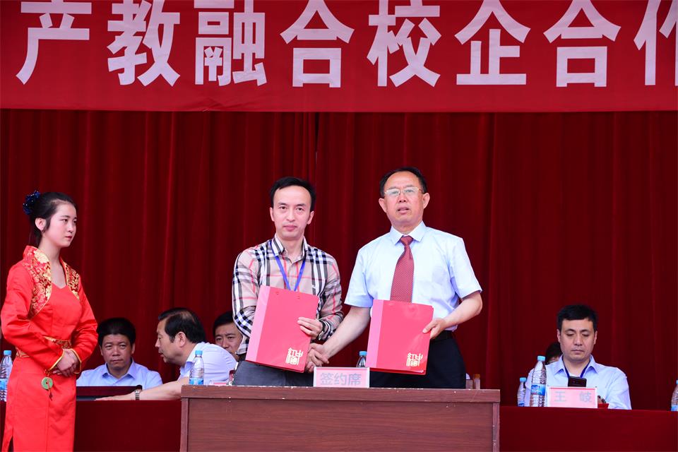 孙德仁校长与宁夏久品莲华健康咨询有限公司总裁刘国军签约