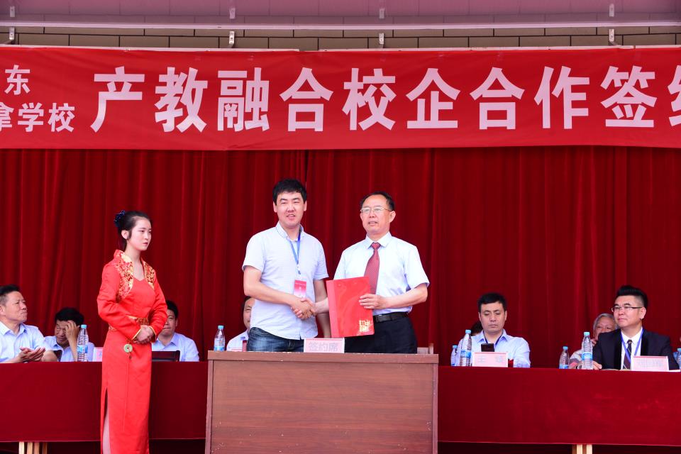 孙德仁校长与大福堂（北京）健康科技有限公司人事经理吴斌签约