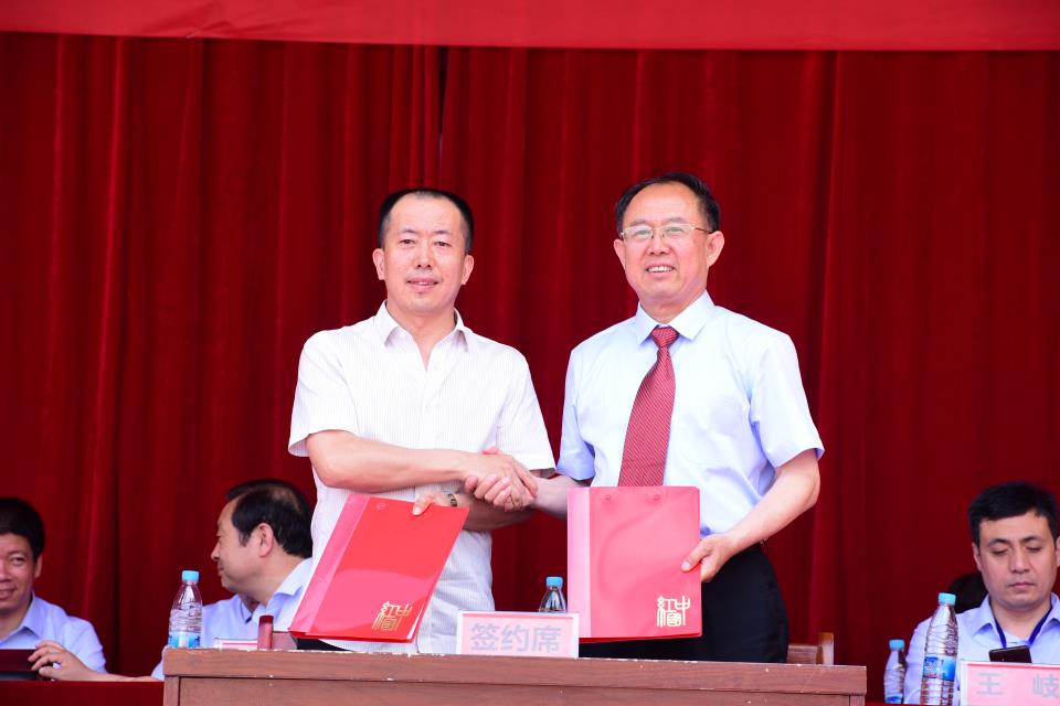 孙德仁校长与太原市爱心莲健康管理有限公司执行董事长米刚斌签约