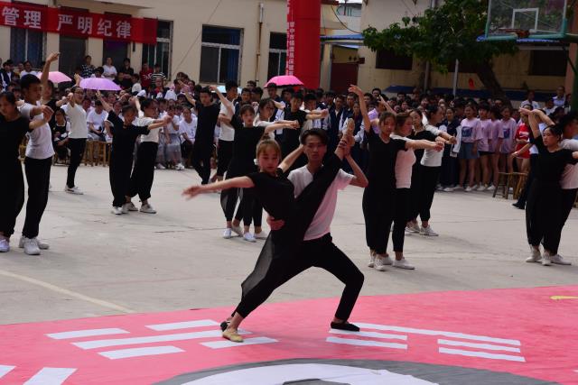   小儿推拿学校舞蹈大赛4