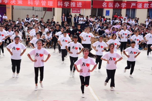   小儿推拿学校舞蹈大赛8