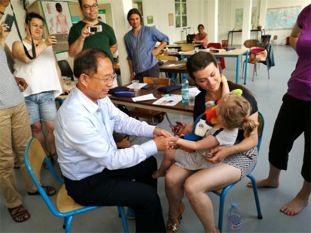 孙德仁校长为给巴黎小朋友进行诊治
