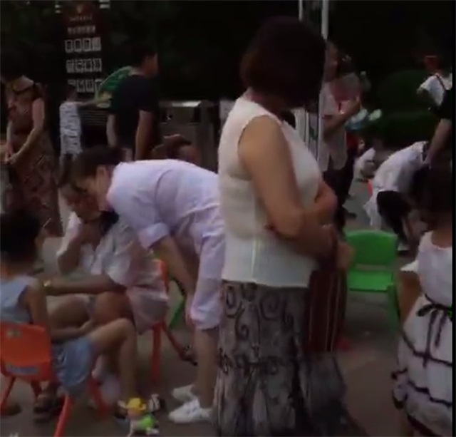 小朋友愉快的接受少儿推拿