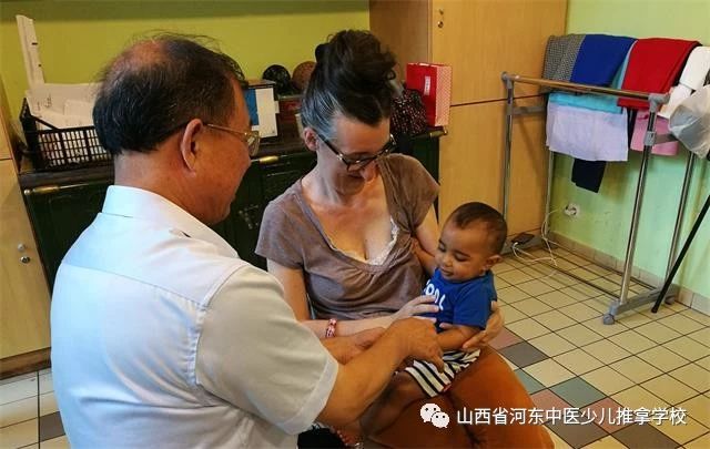 孙德仁校长现场为小朋友诊治