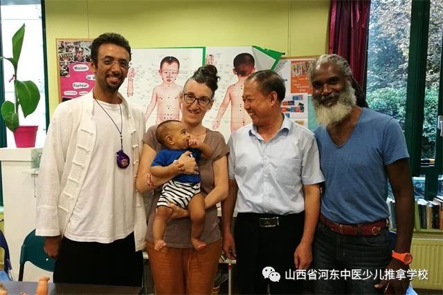 孙德仁校长与小朋友合影