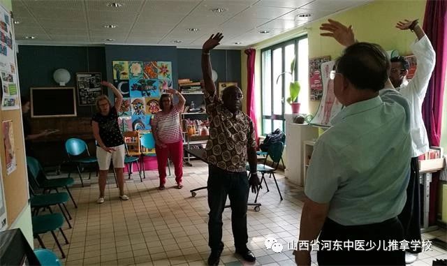孙德仁校长教授法国朋友八段锦