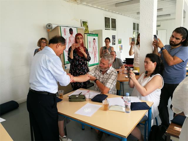 孙德仁校长让学员体会穴位2