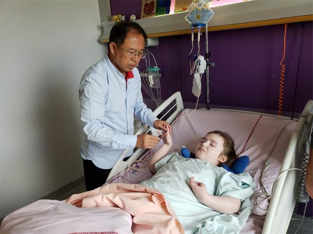 孙德仁校长赴l兰斯市法国小朋友进行诊疗推拿
