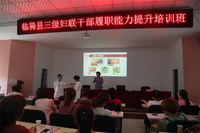 少儿推按师为大家演示小儿推拿