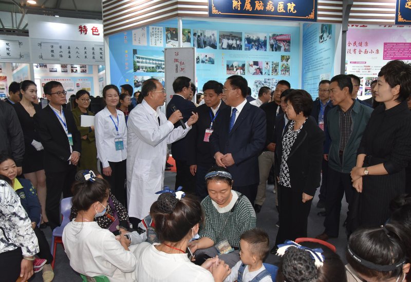 发展少儿推拿、呵护儿童健康——我校参加运城特色医药交易博览会(图2) 孙德仁校长为参会领导介绍河东少儿推拿