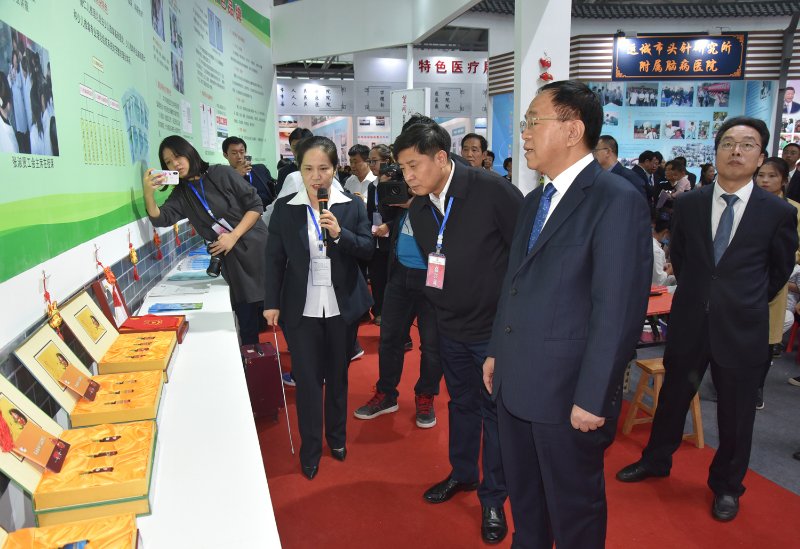 发展少儿推拿、呵护儿童健康——我校参加运城特色医药交易博览会(图3) 王建红为领导介绍近年来我校的科研成果