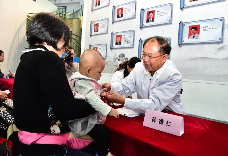 发展少儿推拿、呵护儿童健康——我校参加运城特色医药交易博览会(图4) 孙德仁校长为少儿诊治