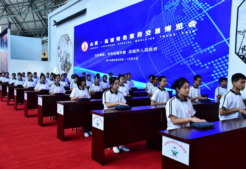 发展少儿推拿、呵护儿童健康——我校参加运城特色医药交易博览会(图5) 学生在进行小儿推拿手法展示