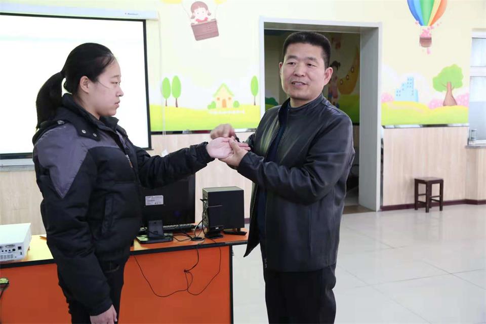 河东少儿推拿花开塞北——我校在大同同煤集团总医院开设少儿推拿技术培训班(图2) 山西省河东中医少儿推拿学校郑建军老师讲课中
