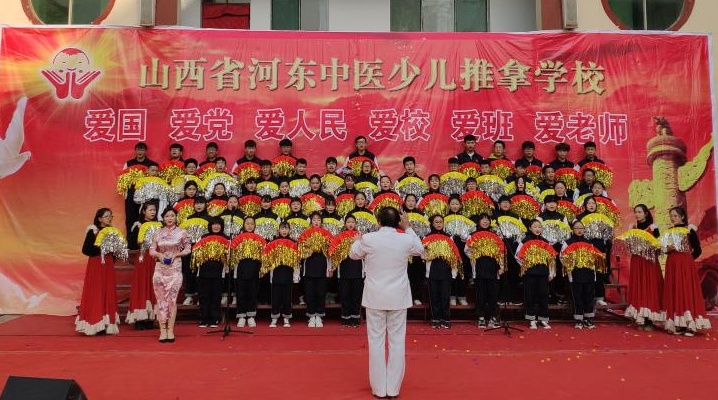 我校举办“爱国 爱党 爱人民 爱校 爱班 爱老师”歌咏大赛(图2)