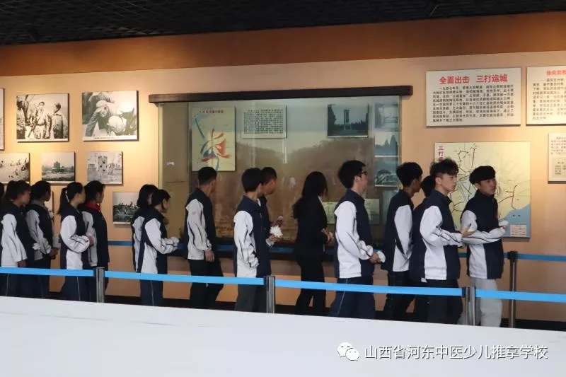 河东中医少儿推拿学校全体师在英烈堂