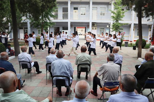 河东少儿推拿学校学生在光荣院为老人表演八段锦