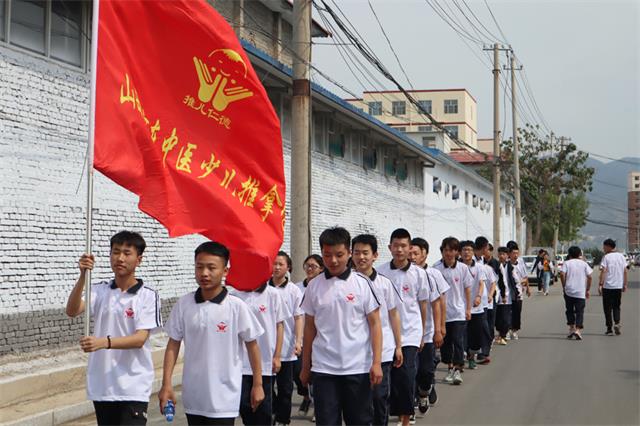 河东少儿推拿学校学生走进光荣院