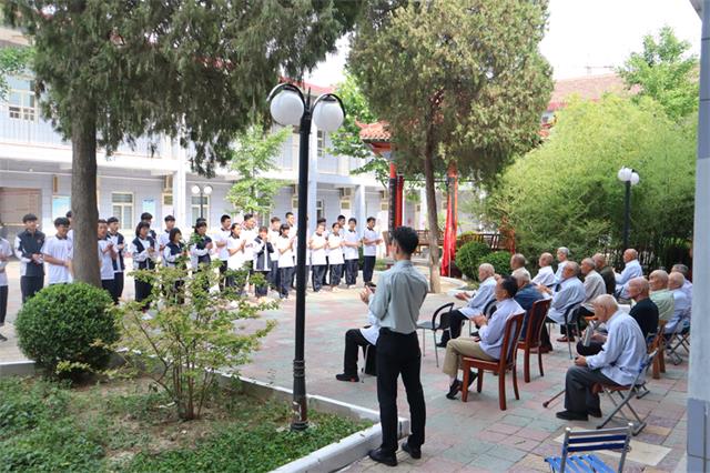 河东少儿推拿学校学生在光荣院为老人表演
