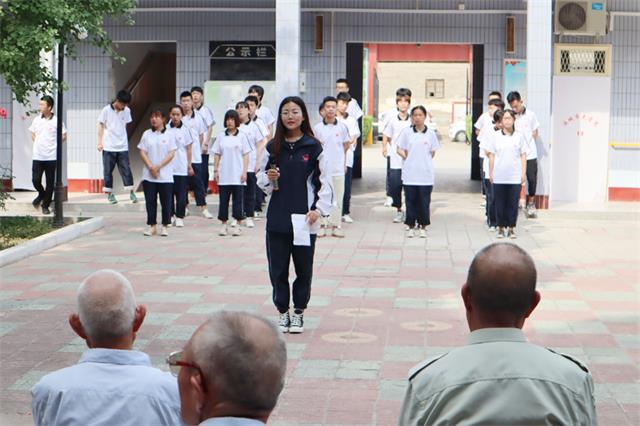 河东少儿推拿学校学生在光荣院为老人表演节目2