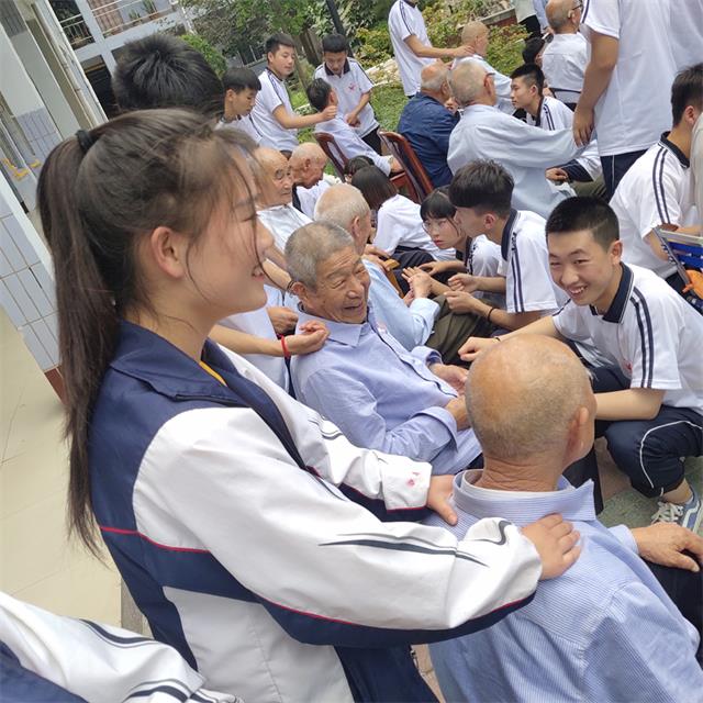 河东少儿推拿学校学生在光荣院为老人服务